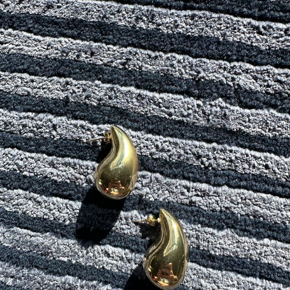 Elegant Gold Teardrop Earrings